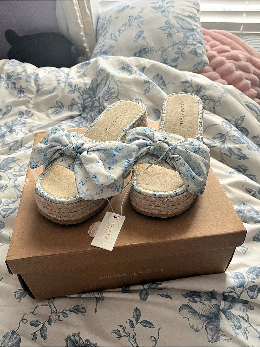 Altar'd State Blue Floral Bow Wedge Espadrille Sandals, Blue & White new